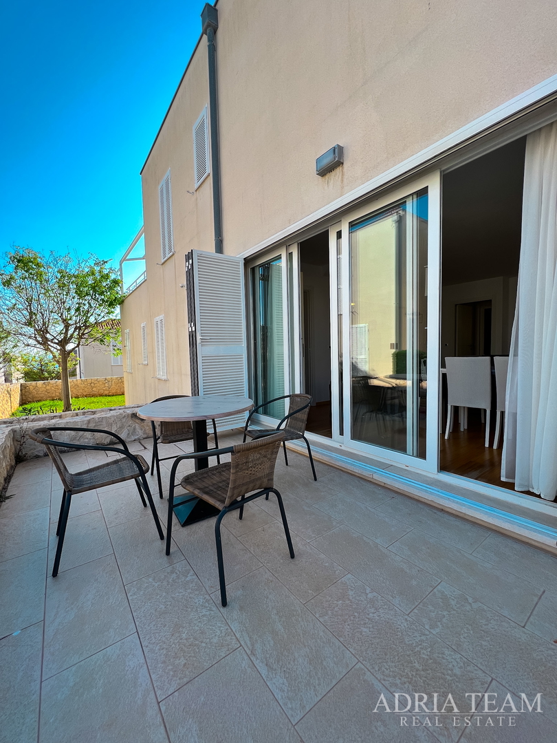 APARTMAN S DVIJE TERASE, DRUGI RED DO MORA - PETRČANE