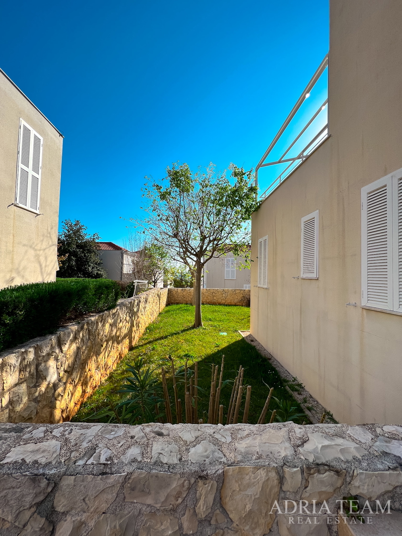 APARTMAN S DVIJE TERASE, DRUGI RED DO MORA - PETRČANE