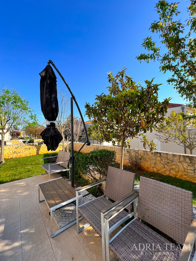 APARTMAN S DVIJE TERASE, DRUGI RED DO MORA - PETRČANE