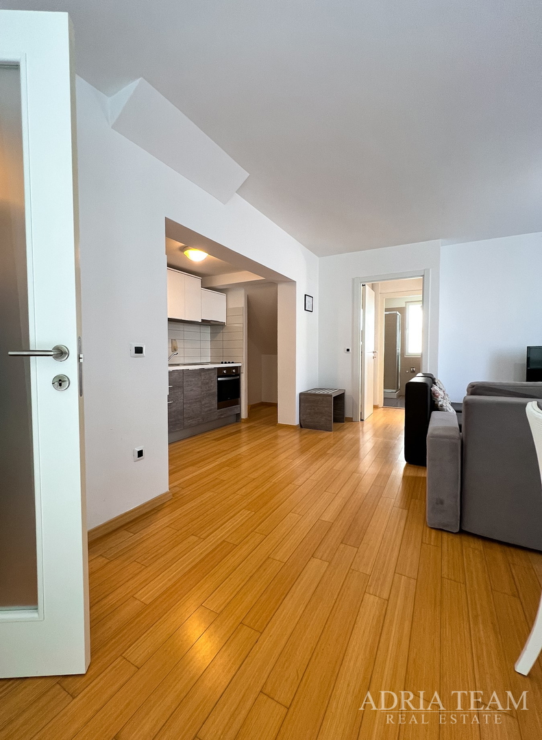 APARTMAN S DVIJE TERASE, DRUGI RED DO MORA - PETRČANE