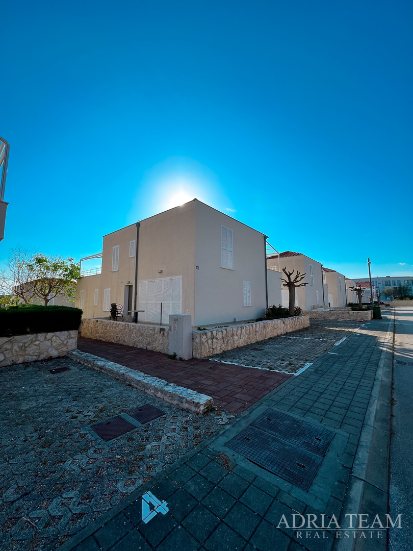 APARTMAN S DVIJE TERASE, DRUGI RED DO MORA - PETRČANE