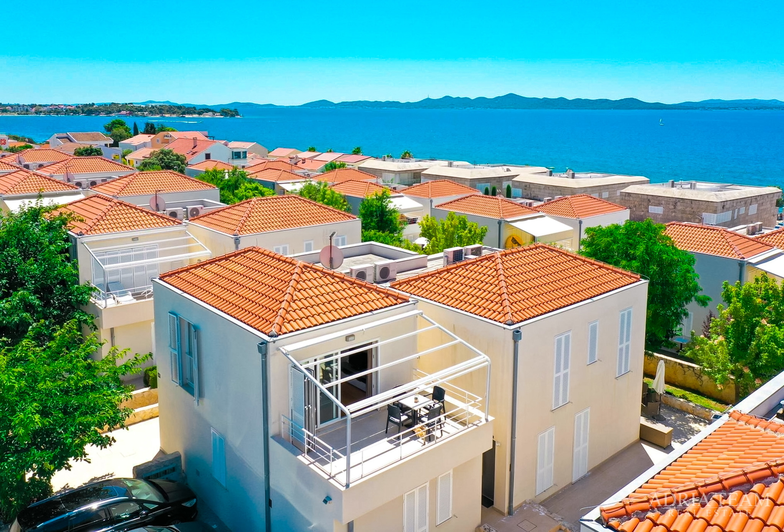 APARTMAN S DVIJE TERASE, DRUGI RED DO MORA - PETRČANE