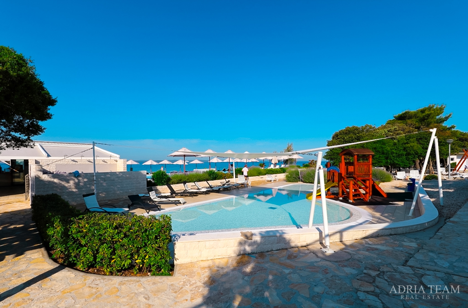 APARTMAN S DVIJE TERASE, DRUGI RED DO MORA - PETRČANE