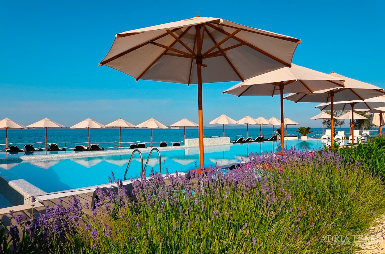 APARTMAN S DVIJE TERASE, DRUGI RED DO MORA - PETRČANE