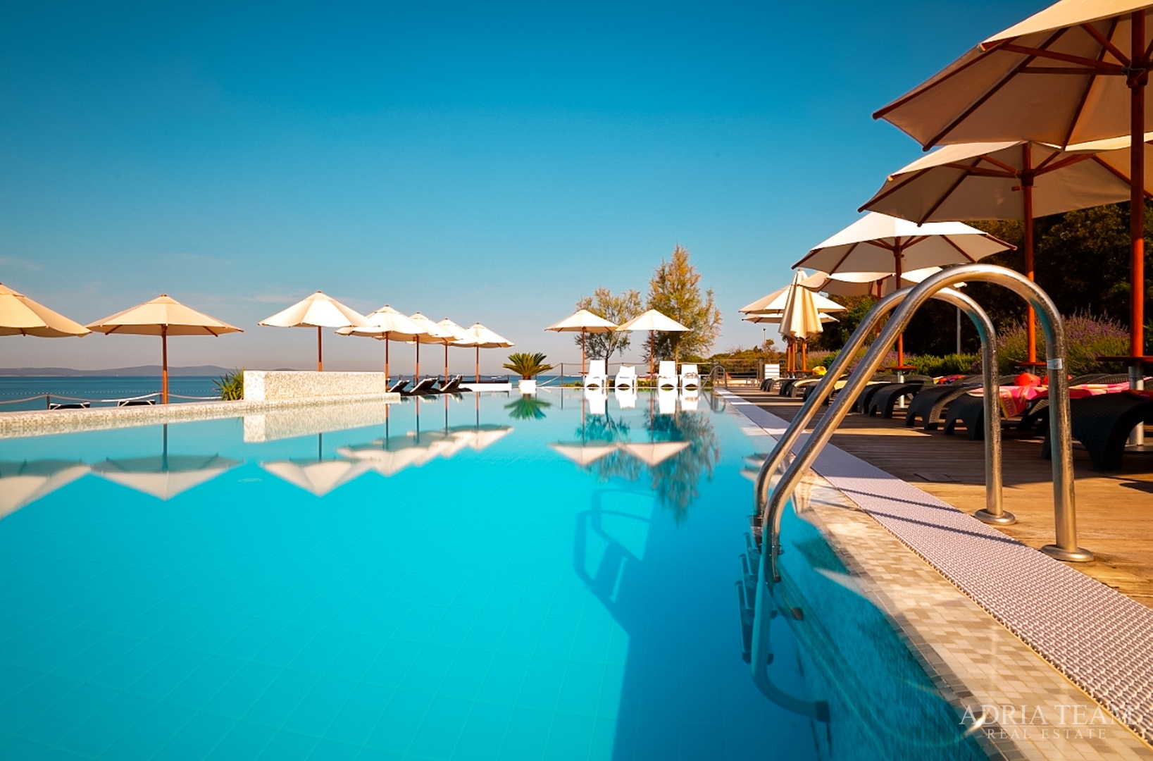 APARTMAN S DVIJE TERASE, DRUGI RED DO MORA - PETRČANE