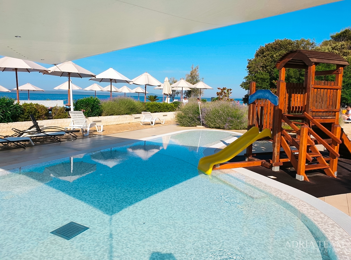 APARTMAN S DVIJE TERASE, DRUGI RED DO MORA - PETRČANE