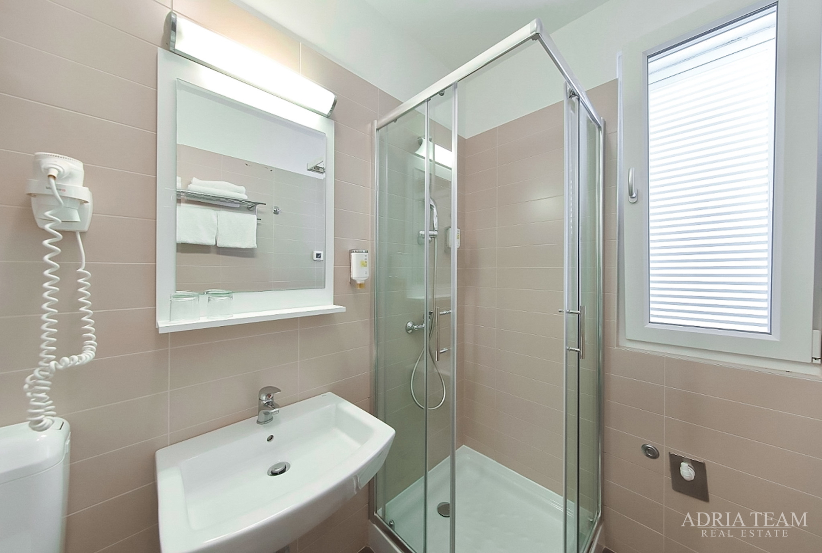 APARTMAN S DVIJE TERASE, DRUGI RED DO MORA - PETRČANE