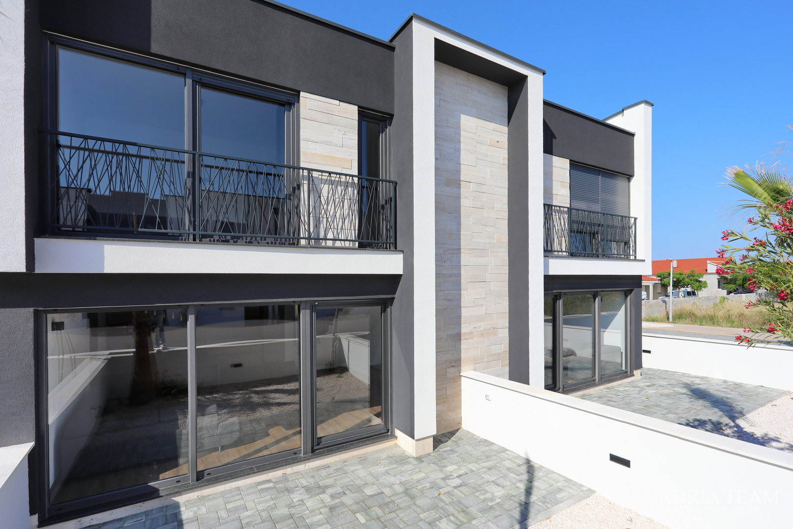 DVOETAŽNI APARTMANI U NOVOGRADNJI U DVIJE IDENTIČNE KUĆE U NIZU - PRIVLAKA