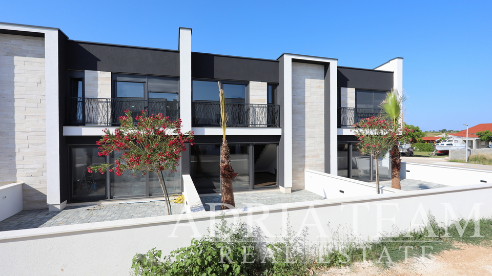 Dvourovňové apartmány v novostavbě ve dvou identických řadových domech - Privlaka
