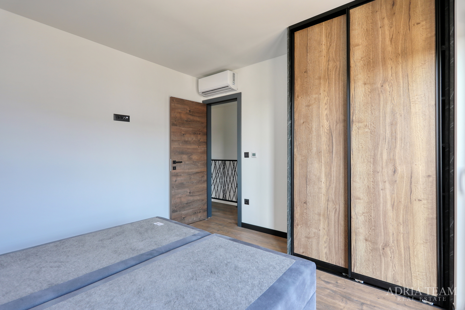 DVOETAŽNI APARTMANI U NOVOGRADNJI U DVIJE IDENTIČNE KUĆE U NIZU - PRIVLAKA