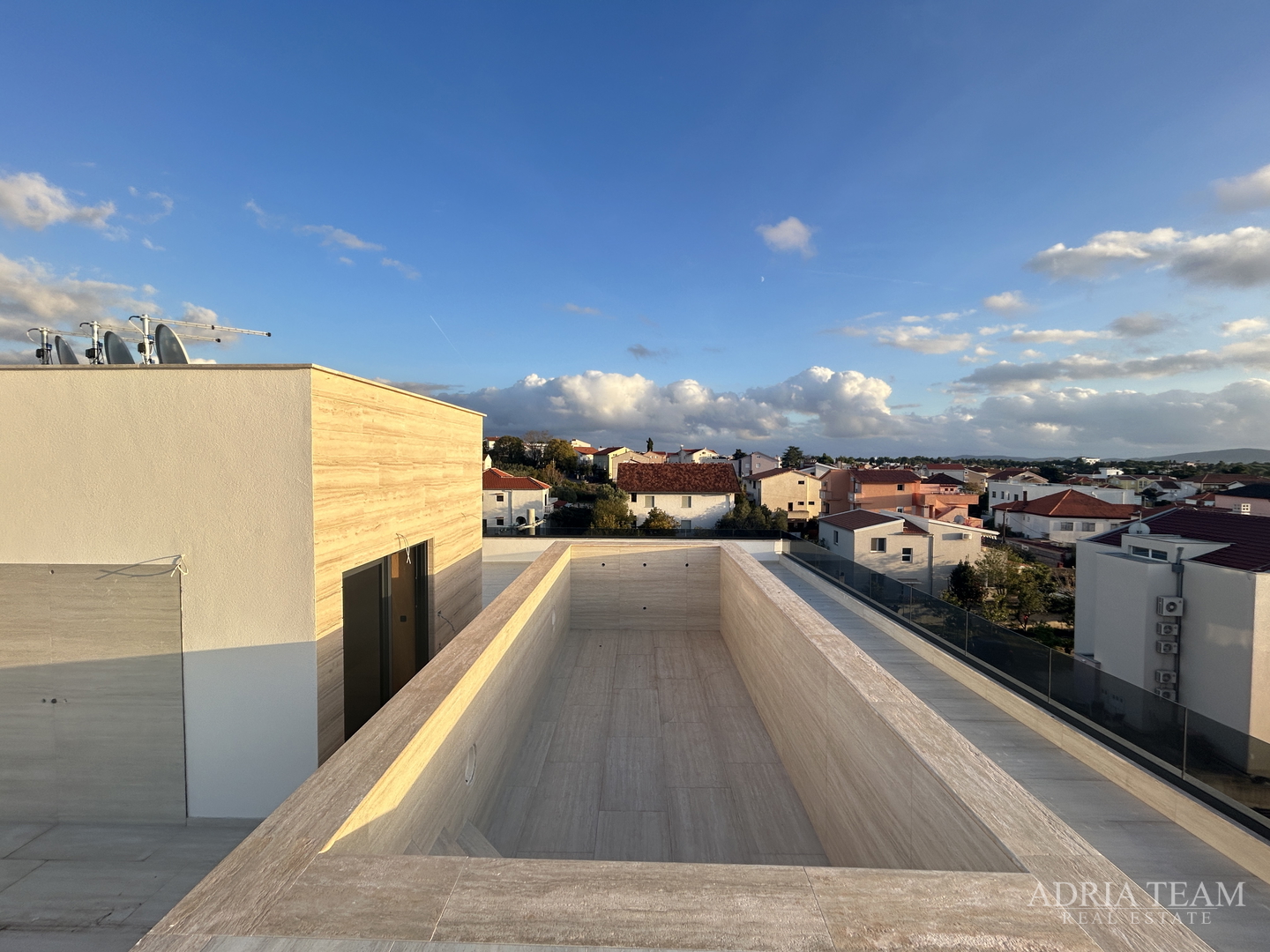 PENTHOUSE UDALJEN 70 m OD MORA, NOVOGRADNJA - ZADAR, DIKLO