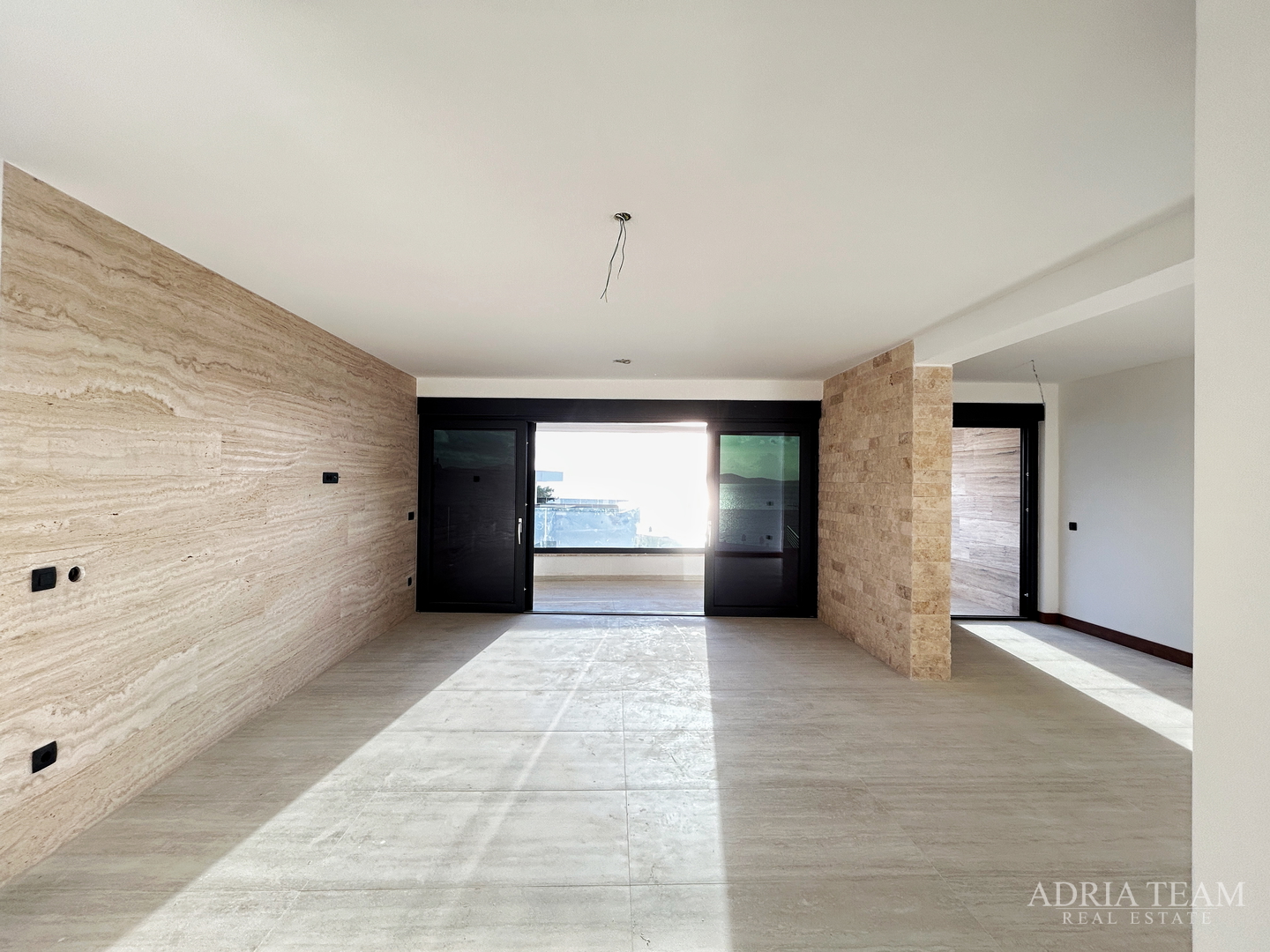 PENTHOUSE UDALJEN 70 m OD MORA, NOVOGRADNJA - ZADAR, DIKLO