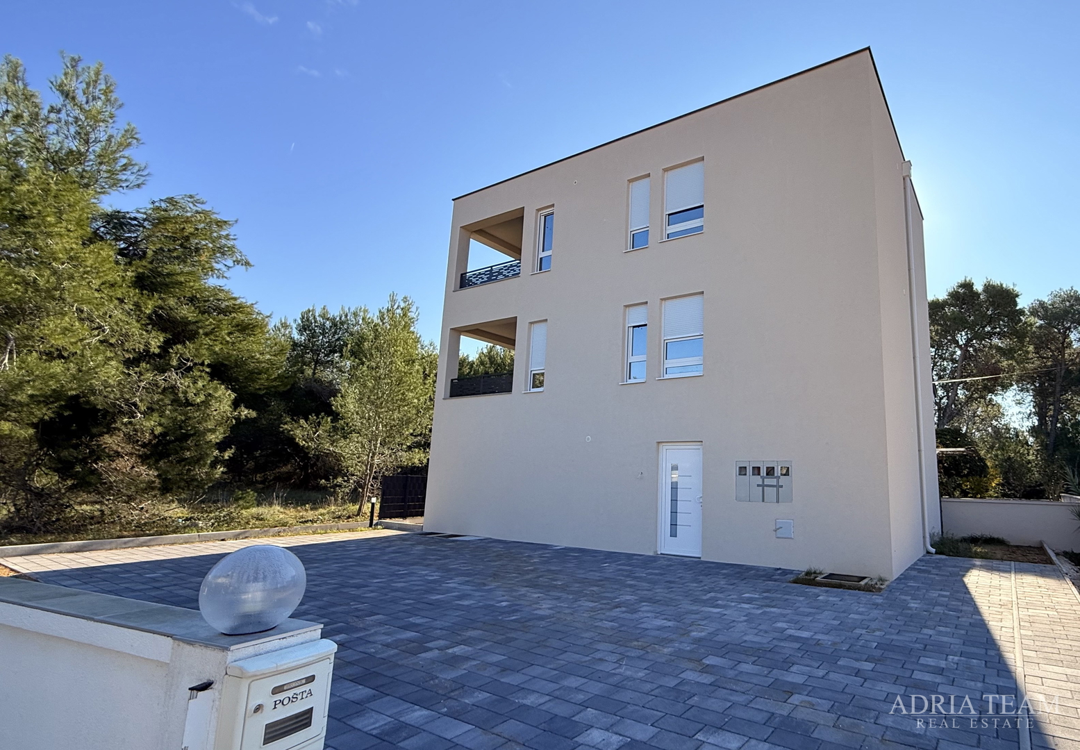 STAMBENA ZGRADA (3 STANA) 550 M UDALJENOST OD MORA, LOKACIJA:VIR