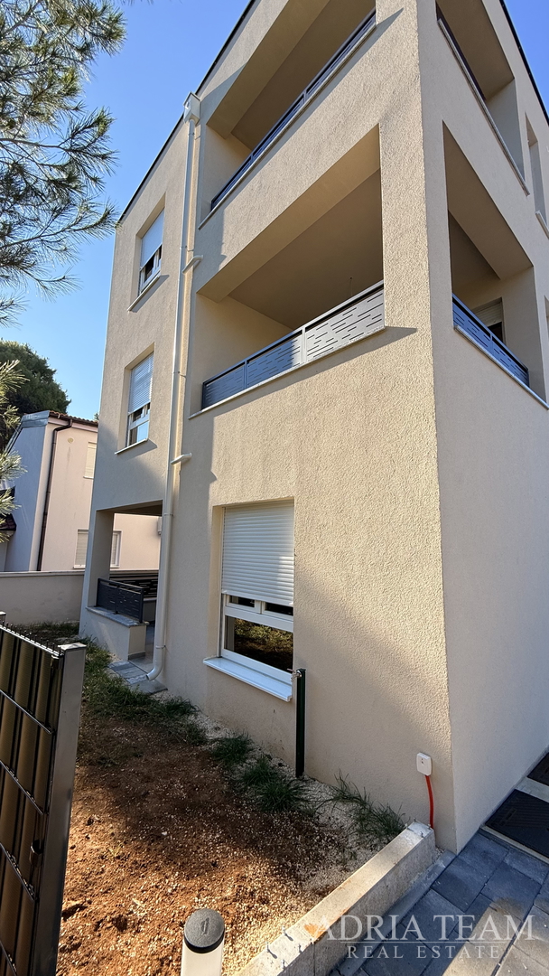 STAMBENA ZGRADA (3 STANA) 550 M UDALJENOST OD MORA, LOKACIJA:VIR