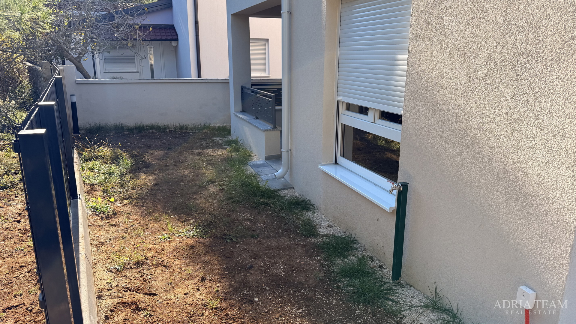 STAMBENA ZGRADA (3 STANA) 550 M UDALJENOST OD MORA, LOKACIJA:VIR