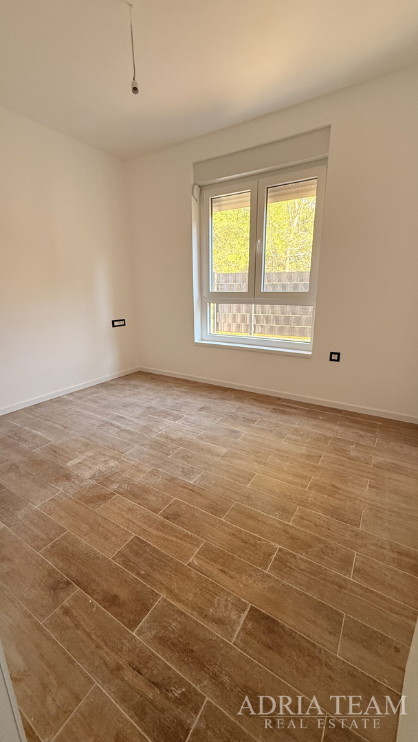 STAMBENA ZGRADA (3 STANA) 550 M UDALJENOST OD MORA, LOKACIJA:VIR