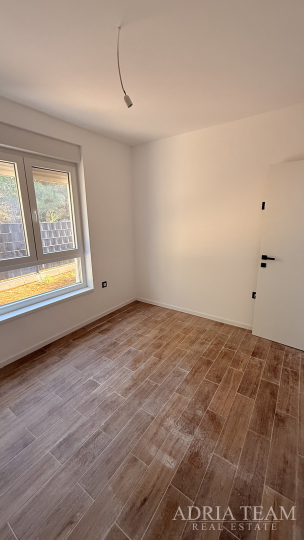 STAMBENA ZGRADA (3 STANA) 550 M UDALJENOST OD MORA, LOKACIJA:VIR