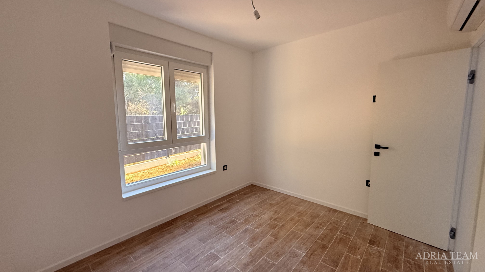 STAMBENA ZGRADA (3 STANA) 550 M UDALJENOST OD MORA, LOKACIJA:VIR