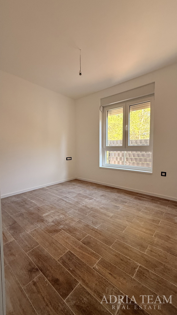 STAMBENA ZGRADA (3 STANA) 550 M UDALJENOST OD MORA, LOKACIJA:VIR