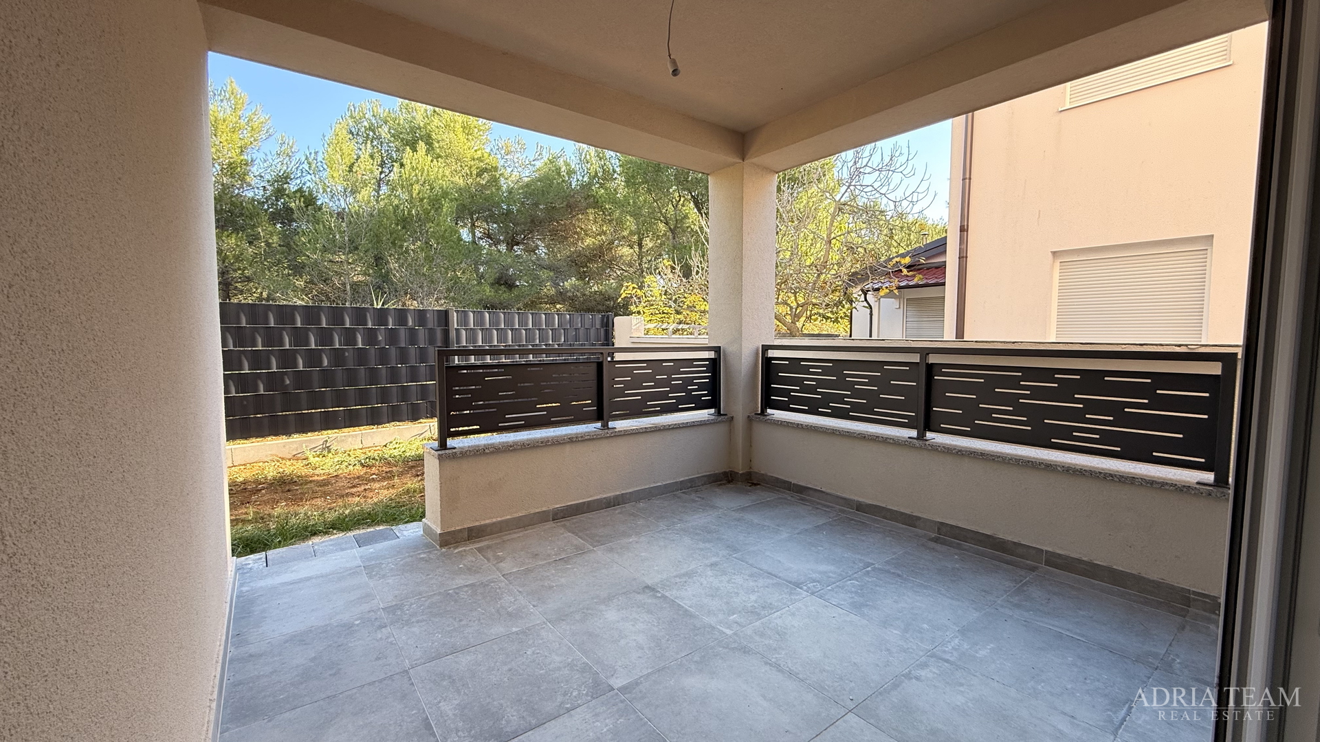 STAMBENA ZGRADA (3 STANA) 550 M UDALJENOST OD MORA, LOKACIJA:VIR