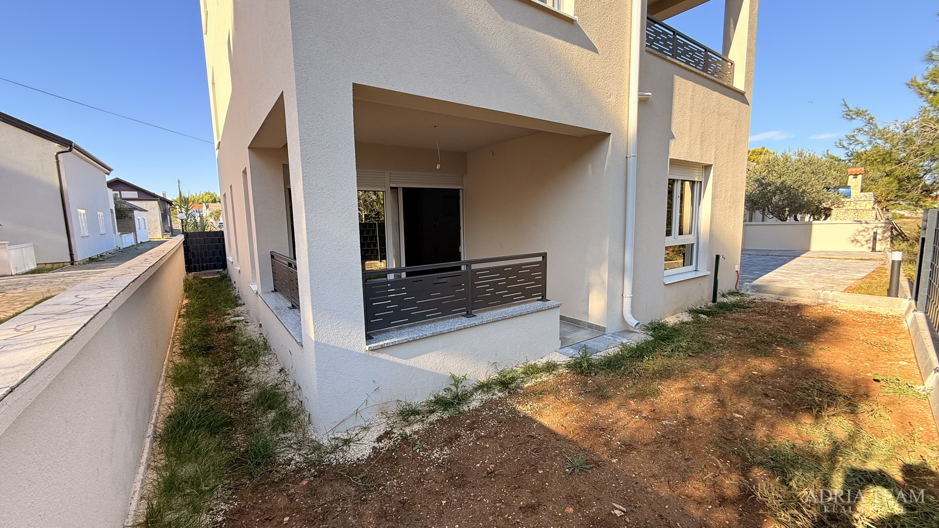 STAMBENA ZGRADA (3 STANA) 550 M UDALJENOST OD MORA, LOKACIJA:VIR