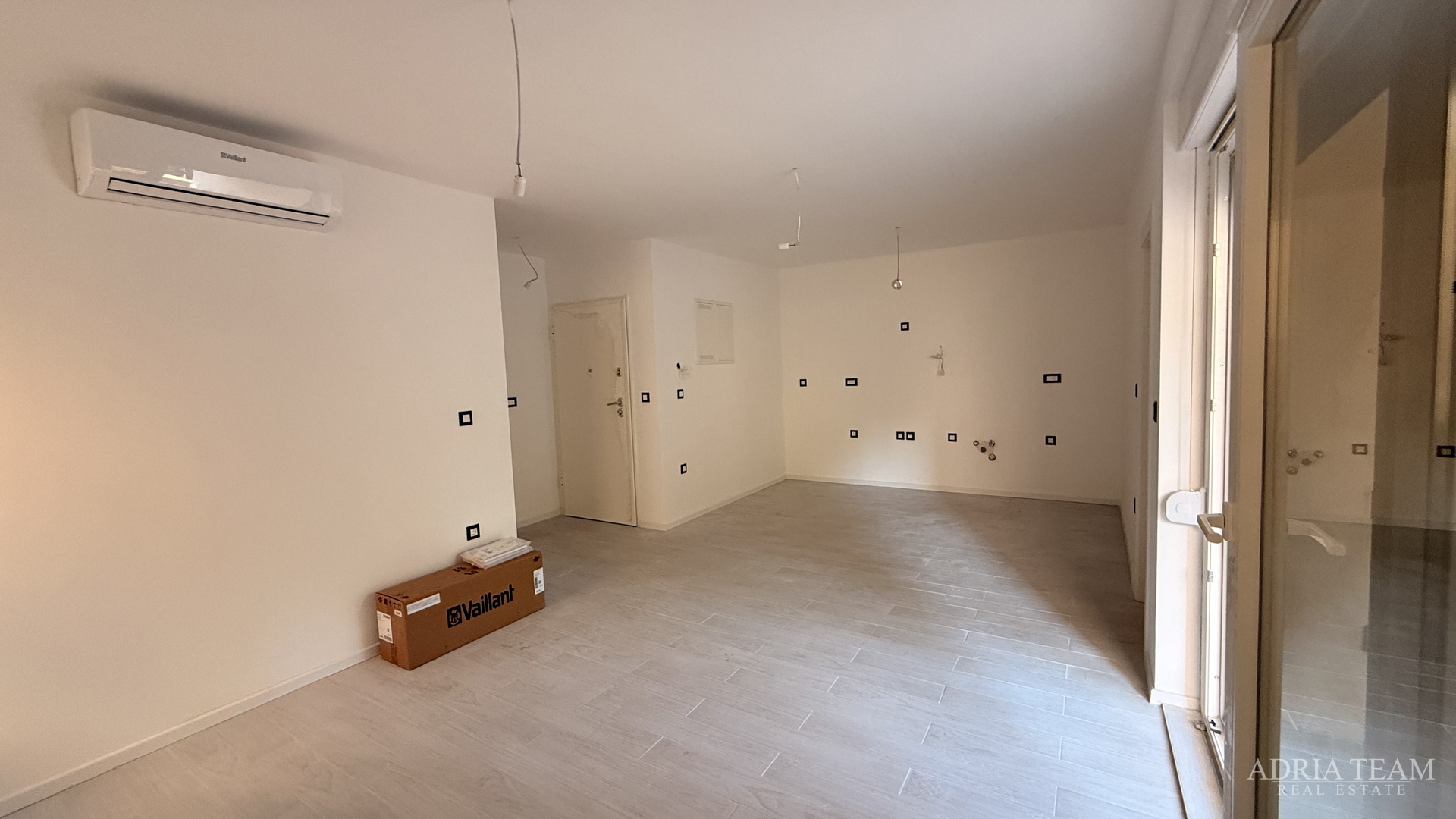 STAMBENA ZGRADA (3 STANA) 550 M UDALJENOST OD MORA, LOKACIJA:VIR