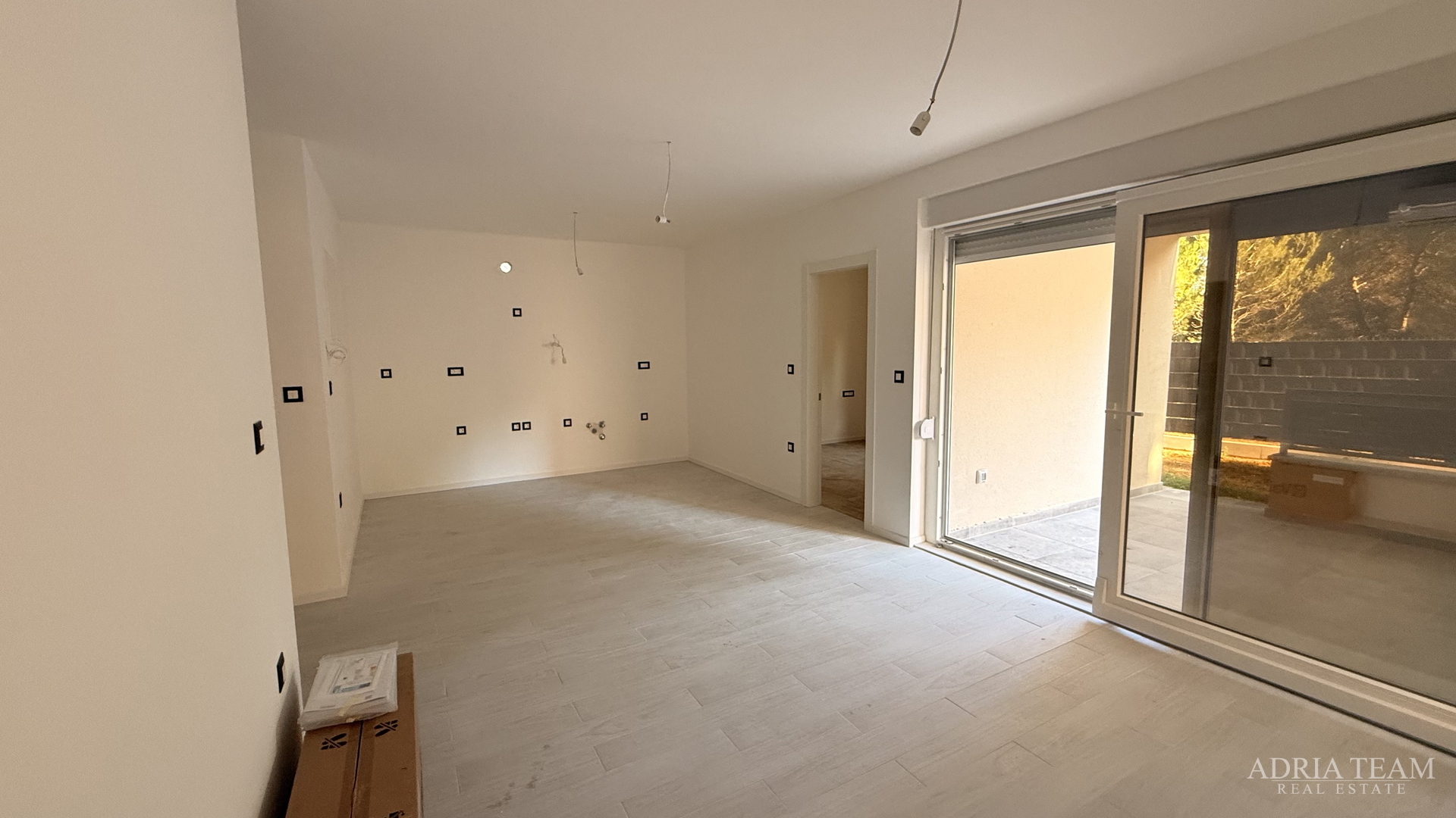 STAMBENA ZGRADA (3 STANA) 550 M UDALJENOST OD MORA, LOKACIJA:VIR