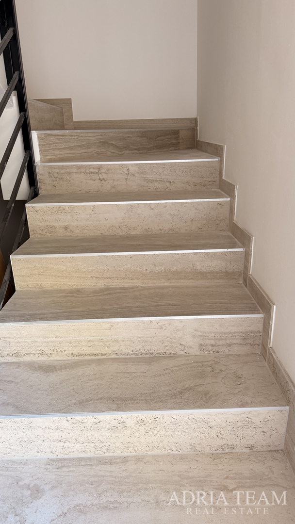 STAMBENA ZGRADA (3 STANA) 550 M UDALJENOST OD MORA, LOKACIJA:VIR