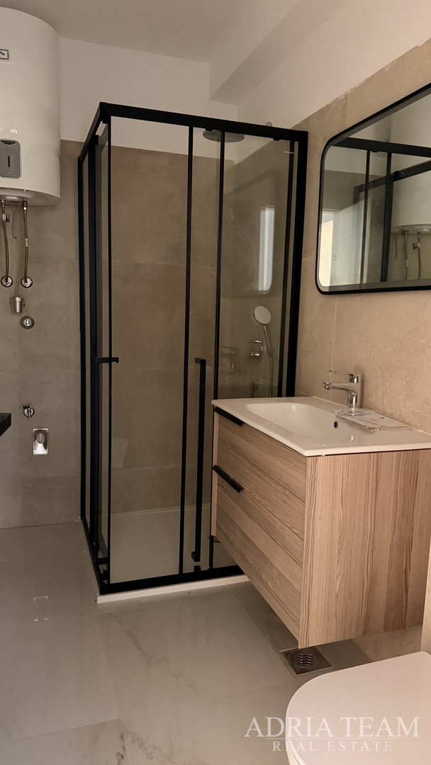 STAMBENA ZGRADA (3 STANA) 550 M UDALJENOST OD MORA, LOKACIJA:VIR