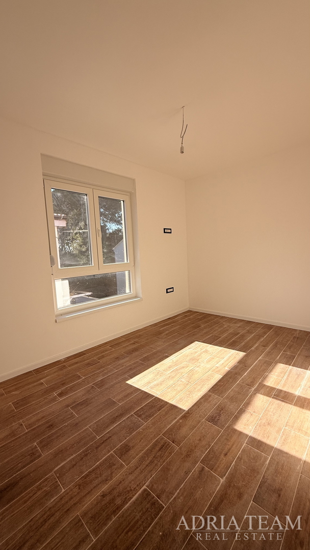 STAMBENA ZGRADA (3 STANA) 550 M UDALJENOST OD MORA, LOKACIJA:VIR