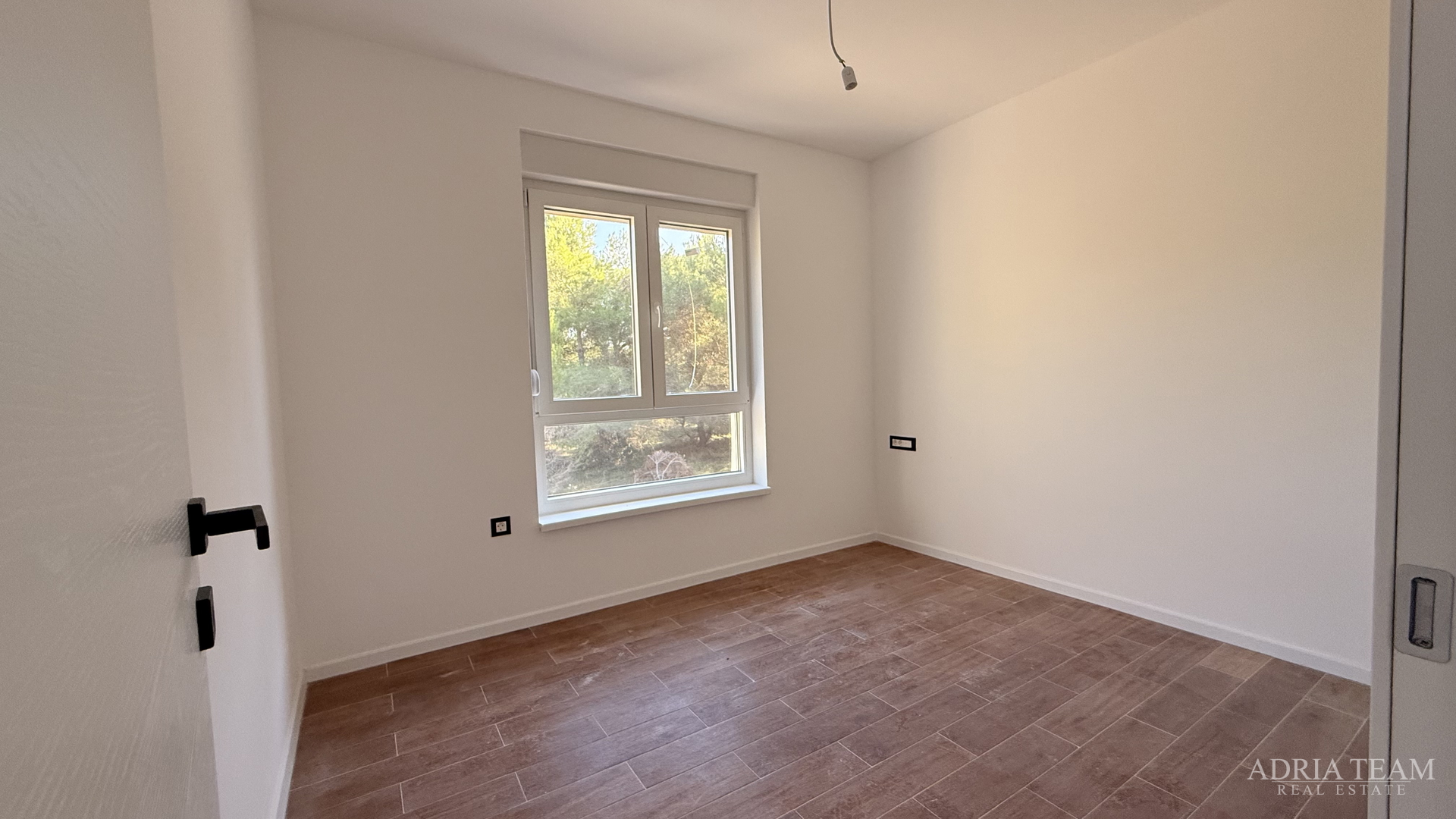 STAMBENA ZGRADA (3 STANA) 550 M UDALJENOST OD MORA, LOKACIJA:VIR