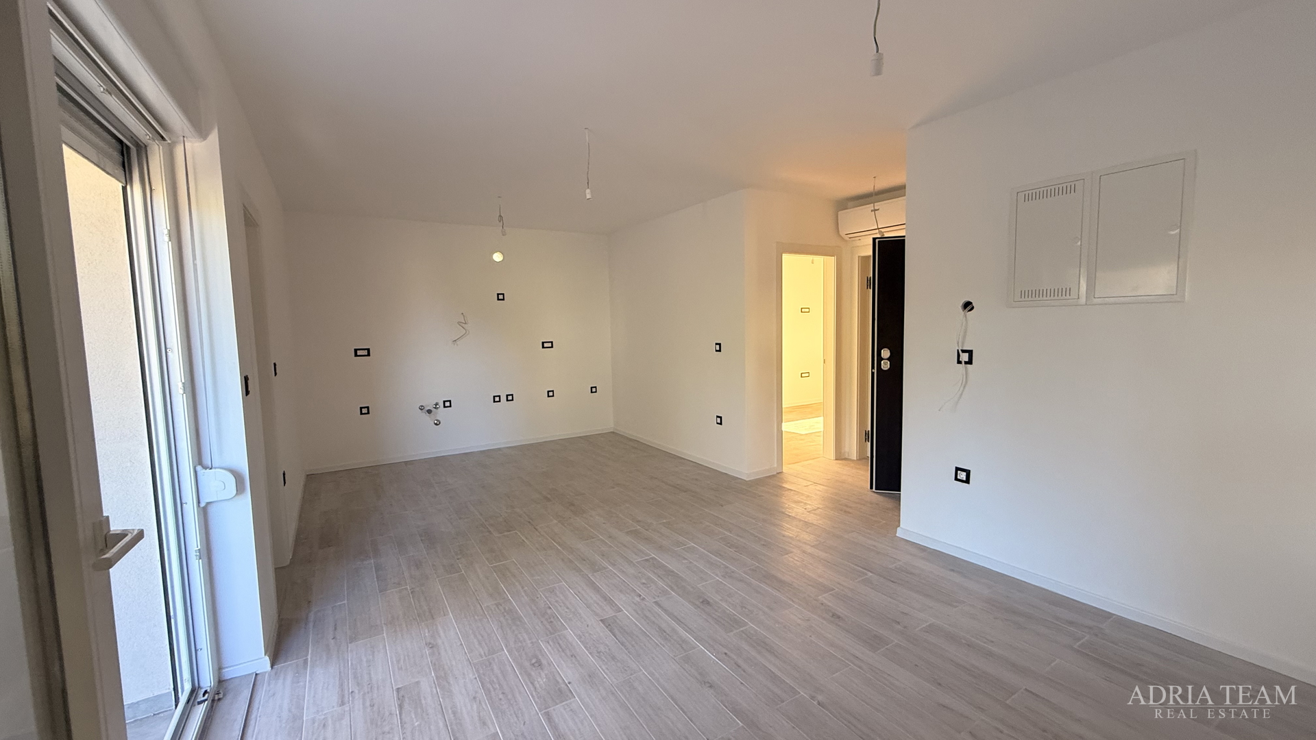 STAMBENA ZGRADA (3 STANA) 550 M UDALJENOST OD MORA, LOKACIJA:VIR