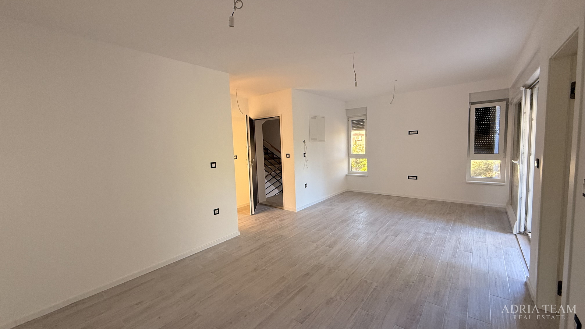 STAMBENA ZGRADA (3 STANA) 550 M UDALJENOST OD MORA, LOKACIJA:VIR