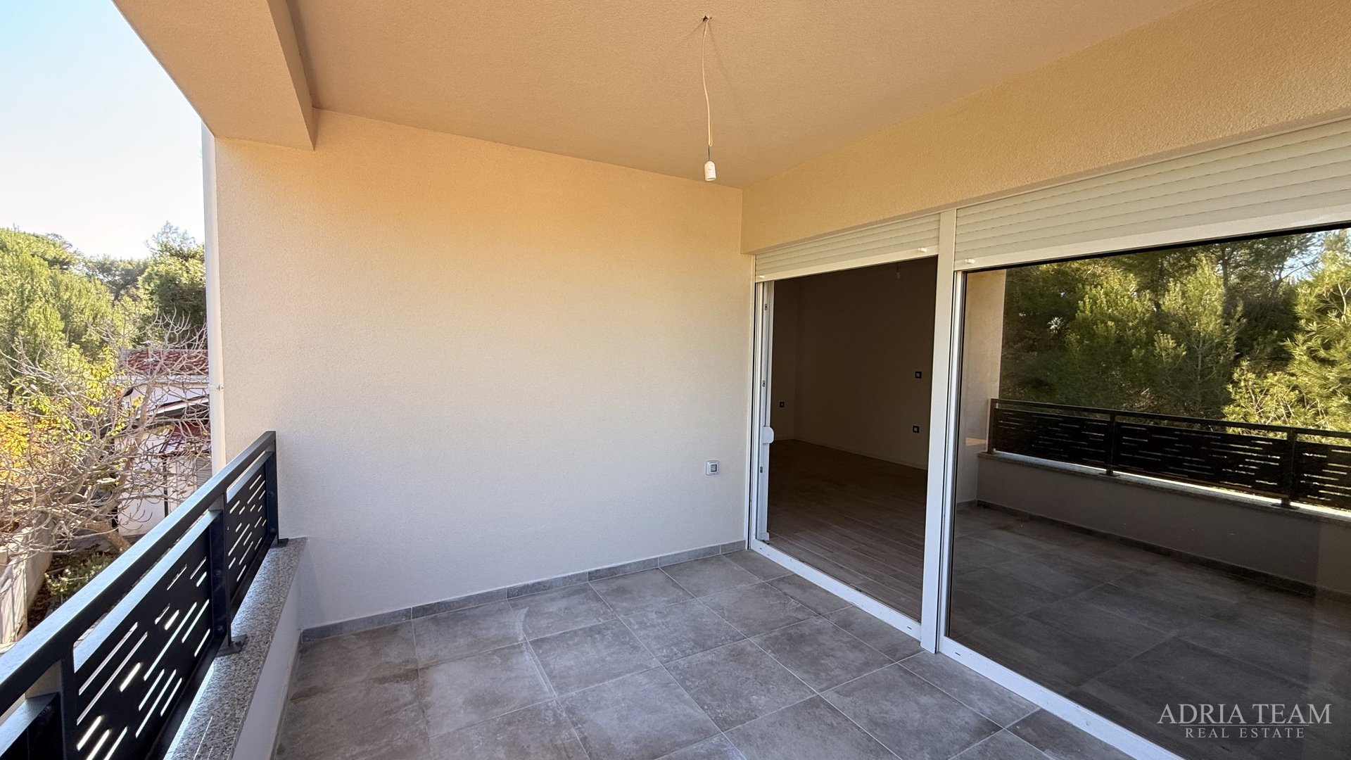 STAMBENA ZGRADA (3 STANA) 550 M UDALJENOST OD MORA, LOKACIJA:VIR