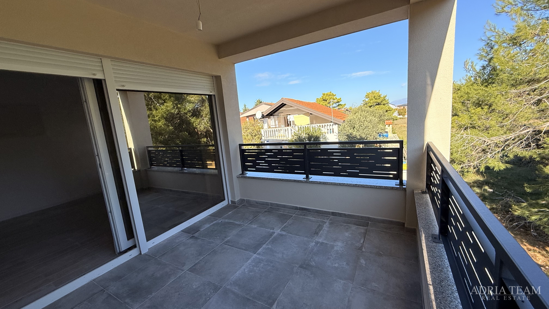 STAMBENA ZGRADA (3 STANA) 550 M UDALJENOST OD MORA, LOKACIJA:VIR