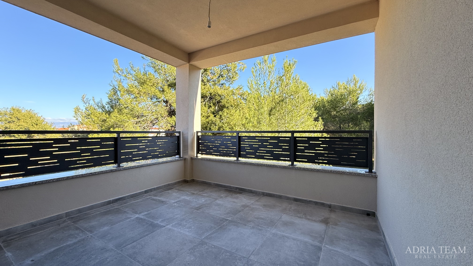 STAMBENA ZGRADA (3 STANA) 550 M UDALJENOST OD MORA, LOKACIJA:VIR