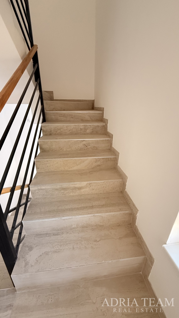 STAMBENA ZGRADA (3 STANA) 550 M UDALJENOST OD MORA, LOKACIJA:VIR