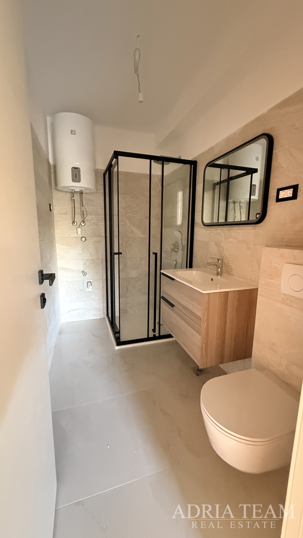 STAMBENA ZGRADA (3 STANA) 550 M UDALJENOST OD MORA, LOKACIJA:VIR