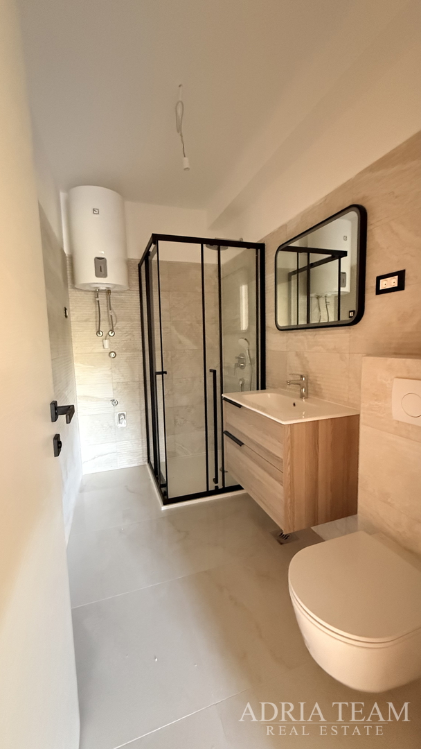 STAMBENA ZGRADA (3 STANA) 550 M UDALJENOST OD MORA, LOKACIJA:VIR