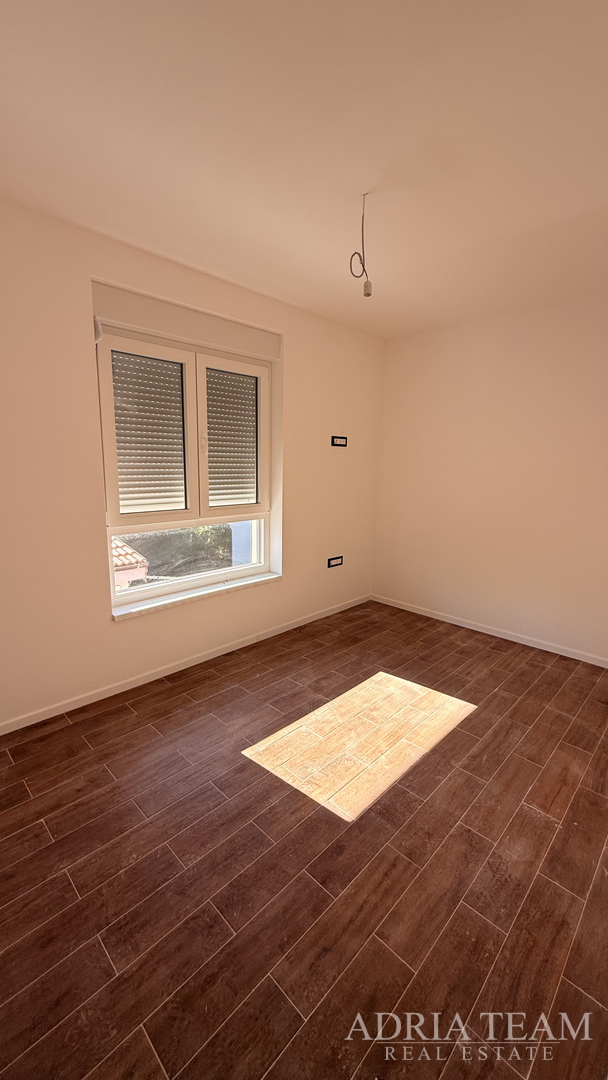 STAMBENA ZGRADA (3 STANA) 550 M UDALJENOST OD MORA, LOKACIJA:VIR