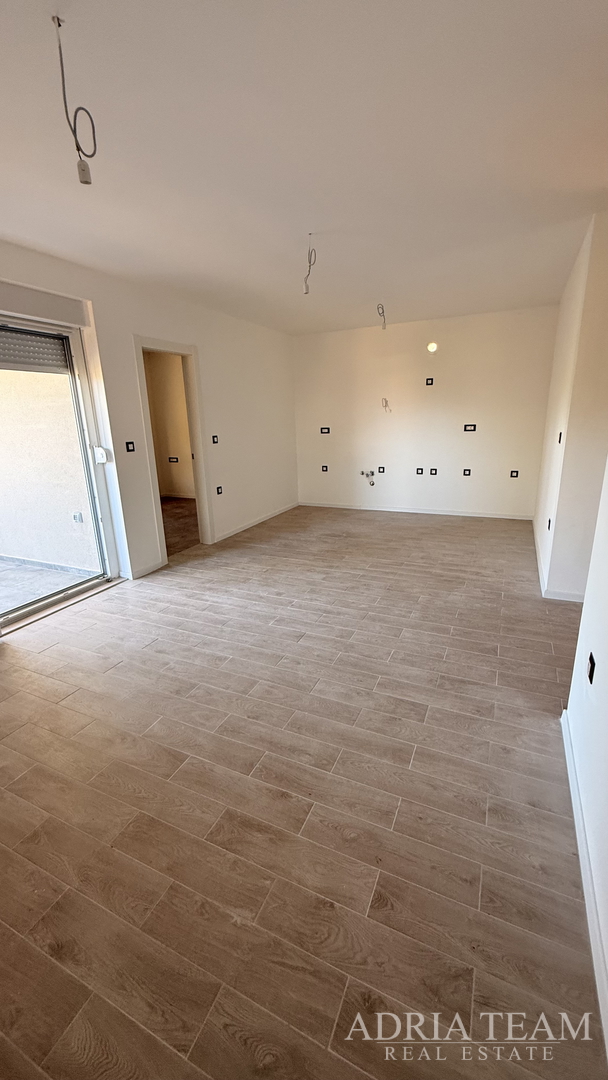 STAMBENA ZGRADA (3 STANA) 550 M UDALJENOST OD MORA, LOKACIJA:VIR