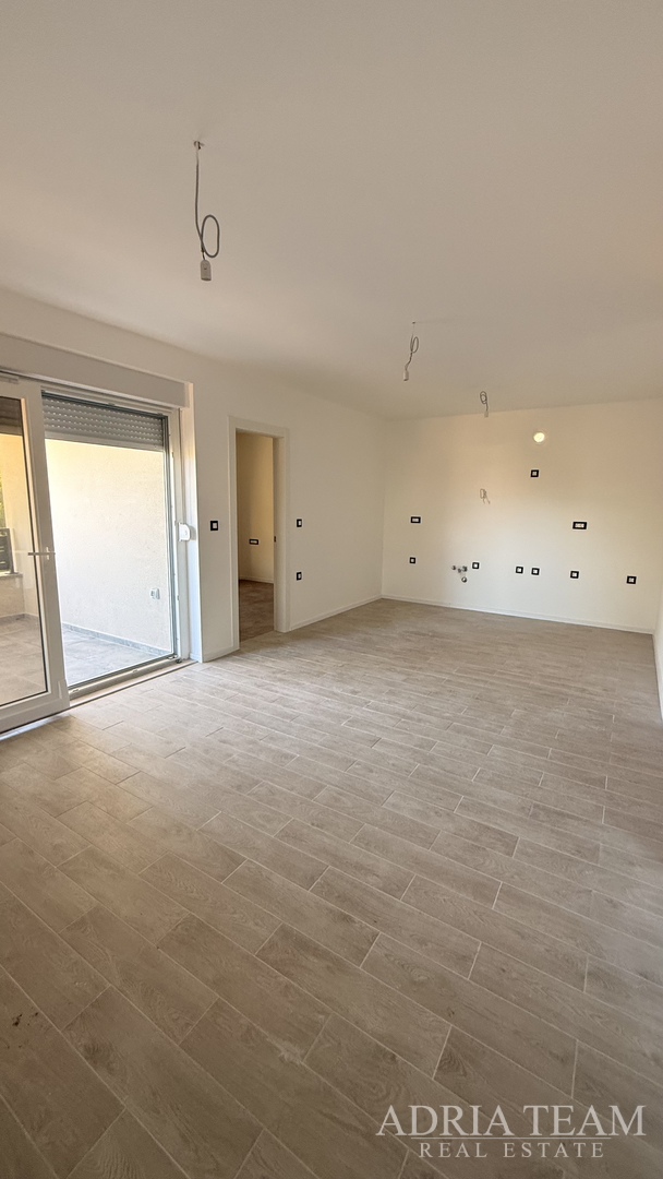 STAMBENA ZGRADA (3 STANA) 550 M UDALJENOST OD MORA, LOKACIJA:VIR