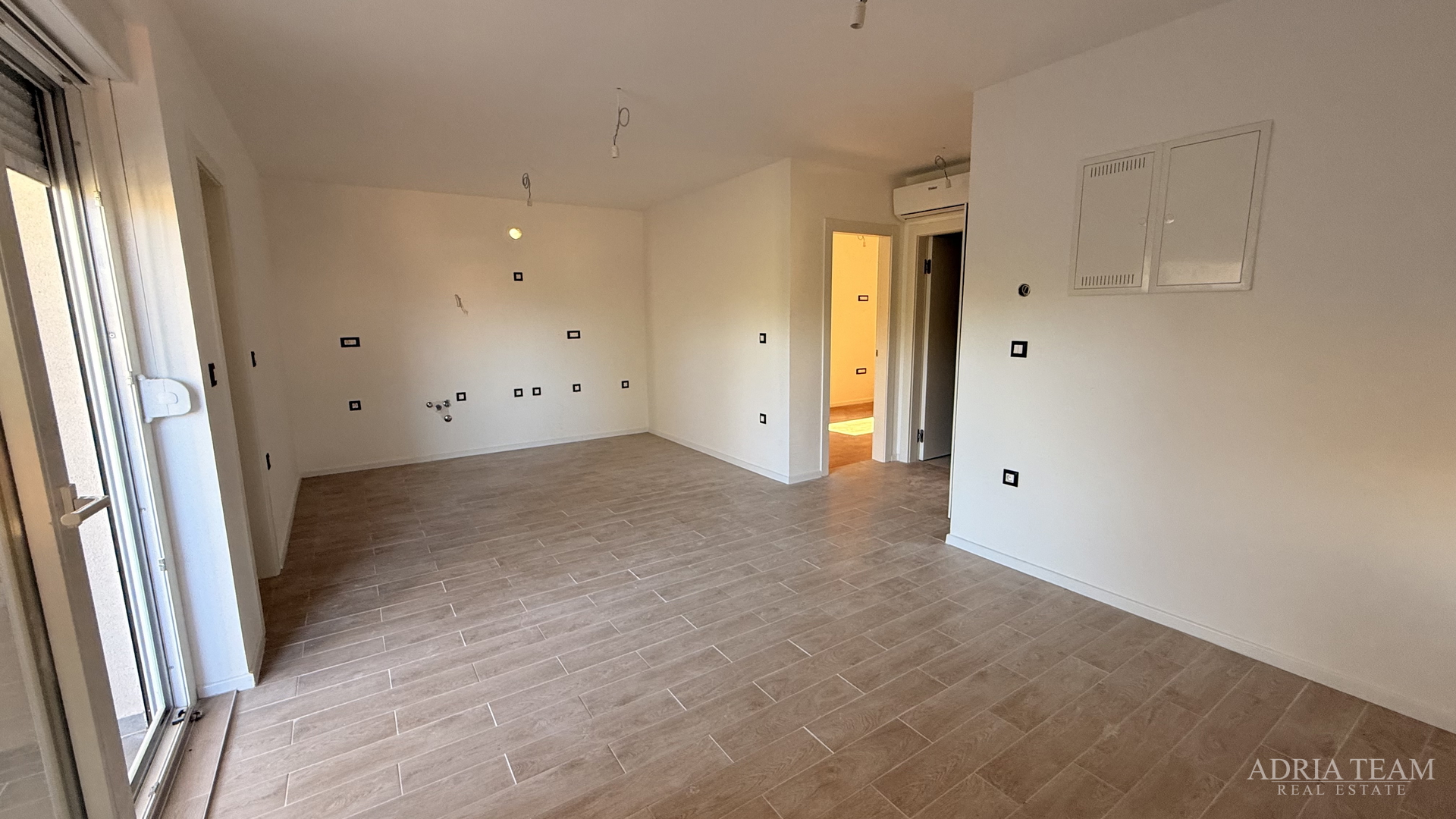 STAMBENA ZGRADA (3 STANA) 550 M UDALJENOST OD MORA, LOKACIJA:VIR