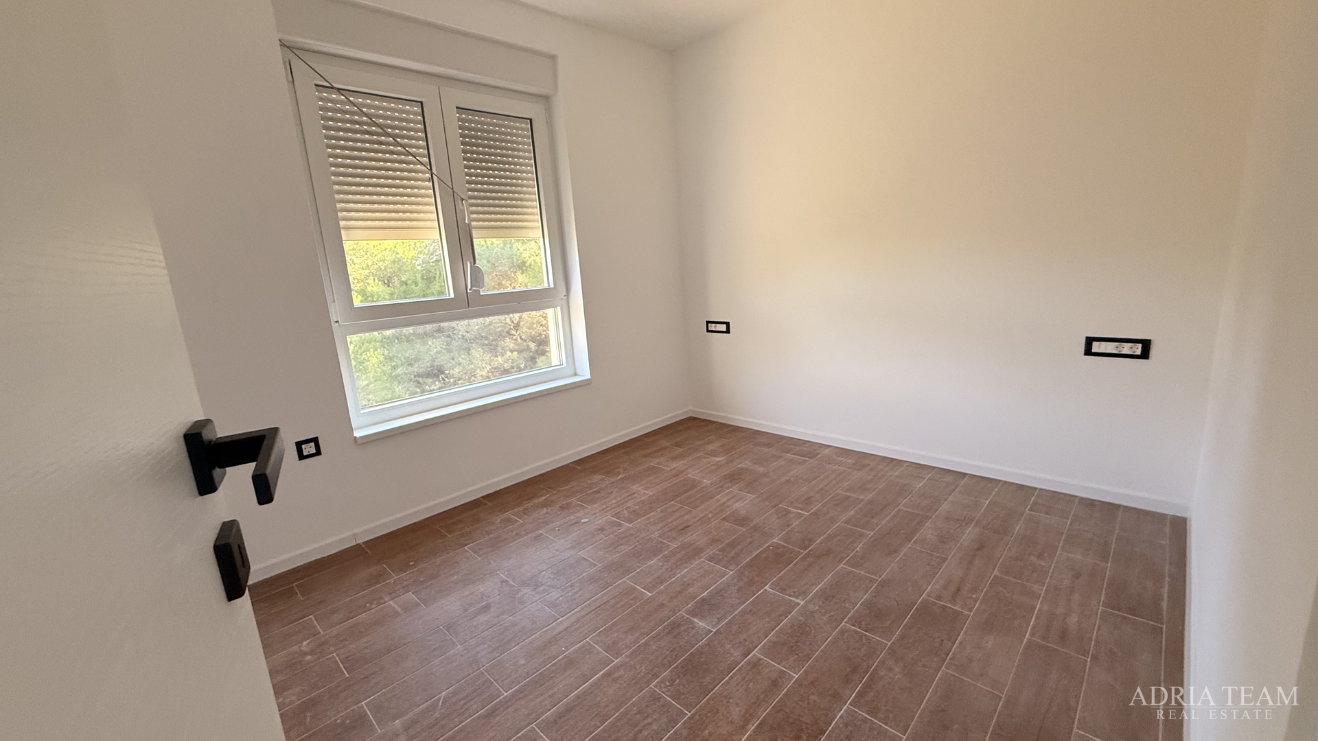 STAMBENA ZGRADA (3 STANA) 550 M UDALJENOST OD MORA, LOKACIJA:VIR