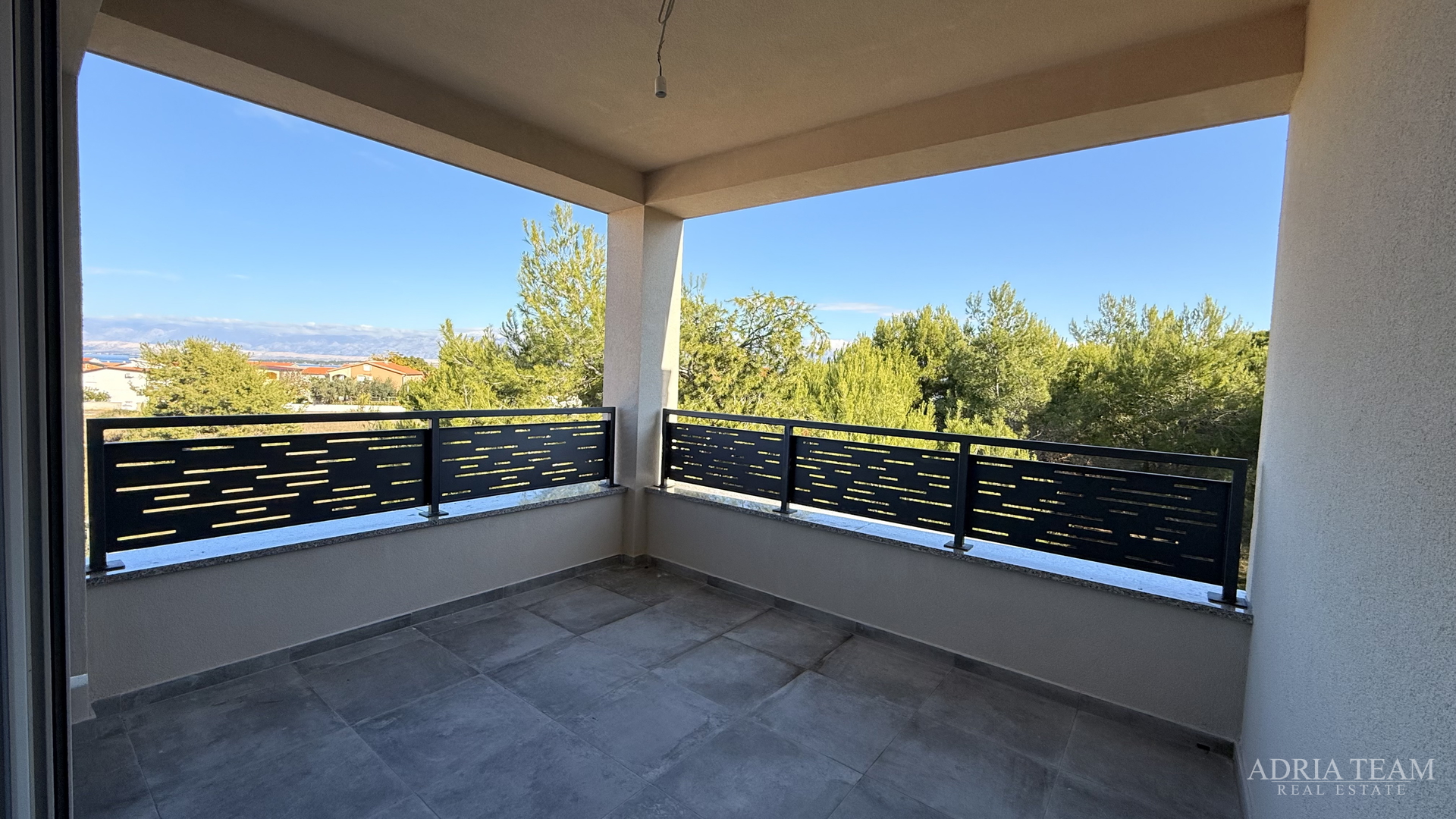 STAMBENA ZGRADA (3 STANA) 550 M UDALJENOST OD MORA, LOKACIJA:VIR