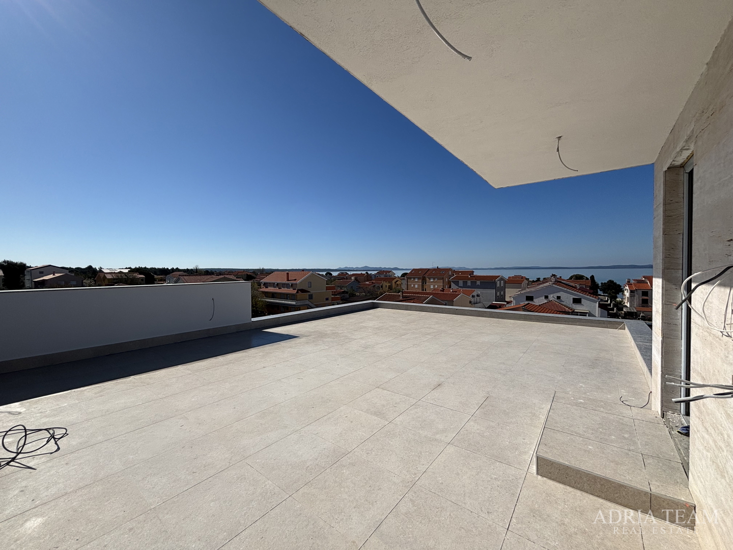 APARTMANI U BLIZINI PLAŽE, ZGRADA 2. NOVOGRADNJA, 150 m OD MORA - PRIVLAKA