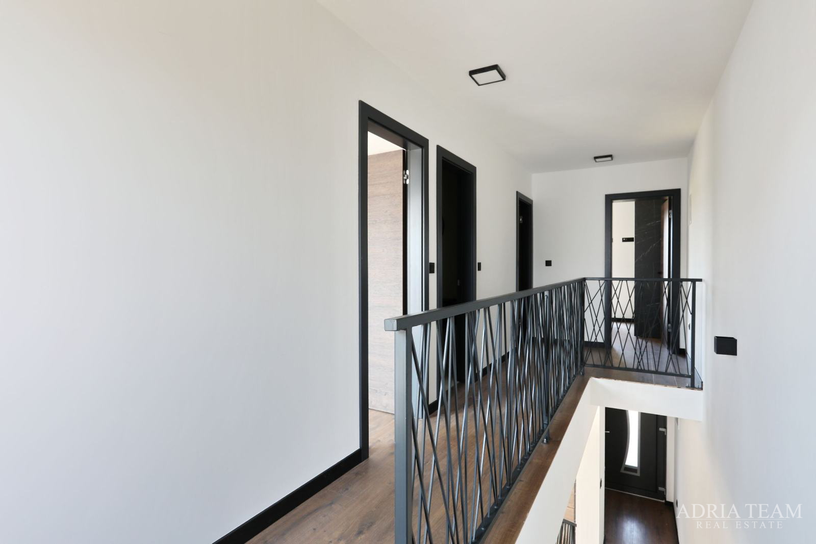 KUĆE U NIZU POTPUNO NAMJEŠTENE - PRIVLAKA