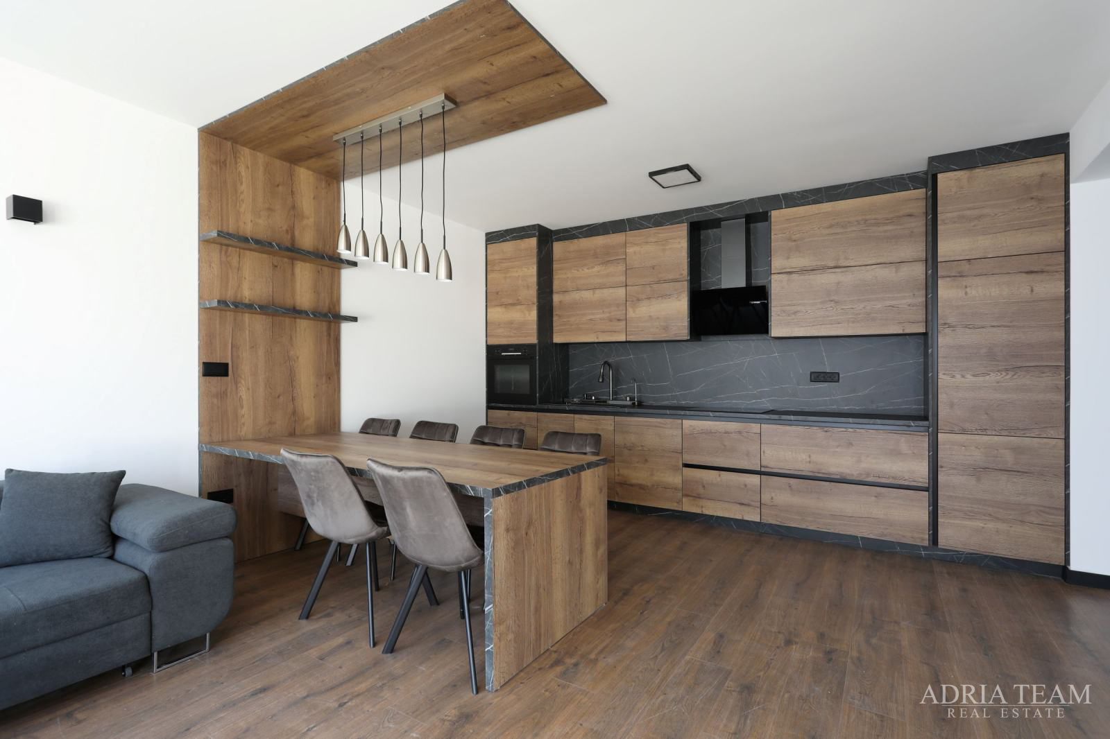 KUĆE U NIZU POTPUNO NAMJEŠTENE - PRIVLAKA