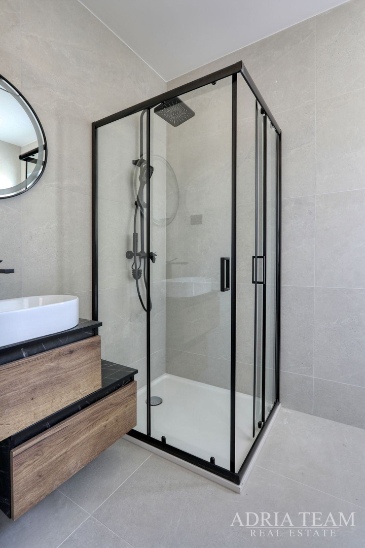 KUĆE U NIZU POTPUNO NAMJEŠTENE - PRIVLAKA