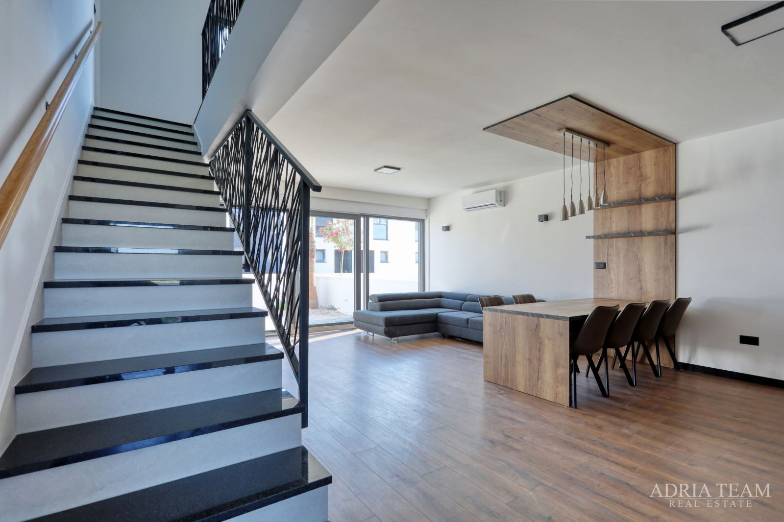 KUĆE U NIZU POTPUNO NAMJEŠTENE - PRIVLAKA